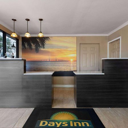 Days Inn By Wyndham St. Petersburg Central Bagian luar foto