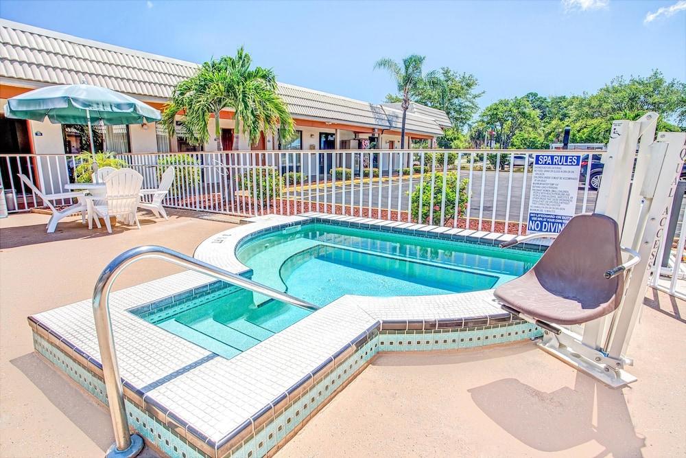 Days Inn By Wyndham St. Petersburg Central Bagian luar foto