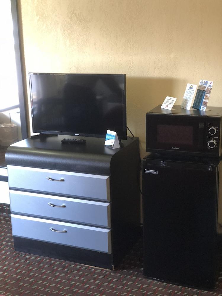 Days Inn By Wyndham St. Petersburg Central Bagian luar foto