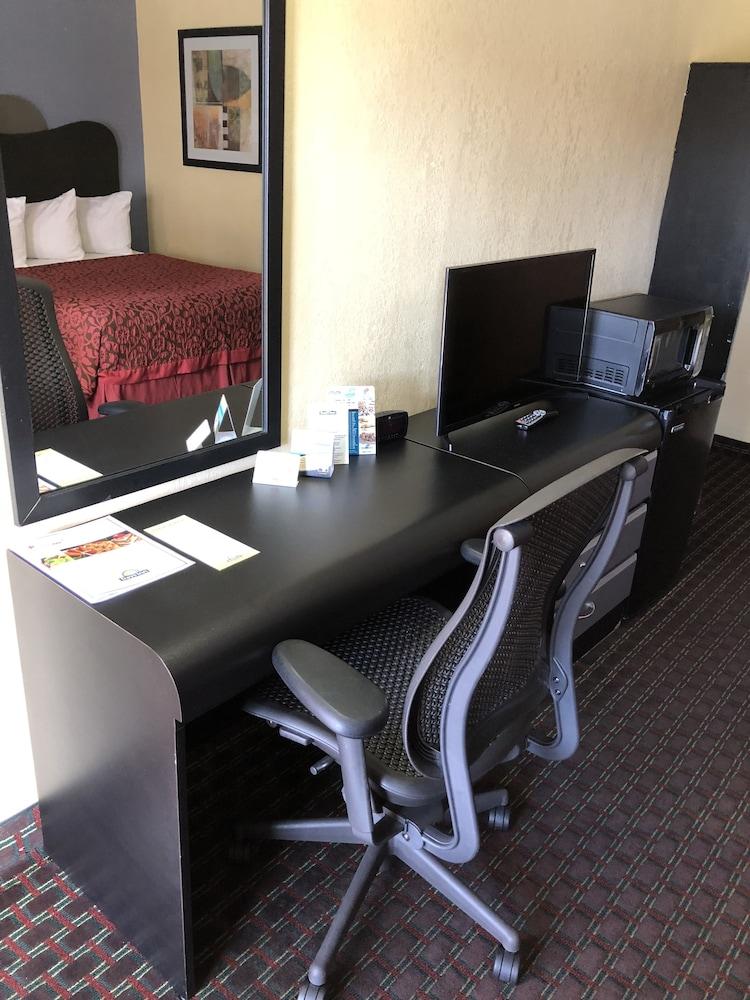 Days Inn By Wyndham St. Petersburg Central Bagian luar foto