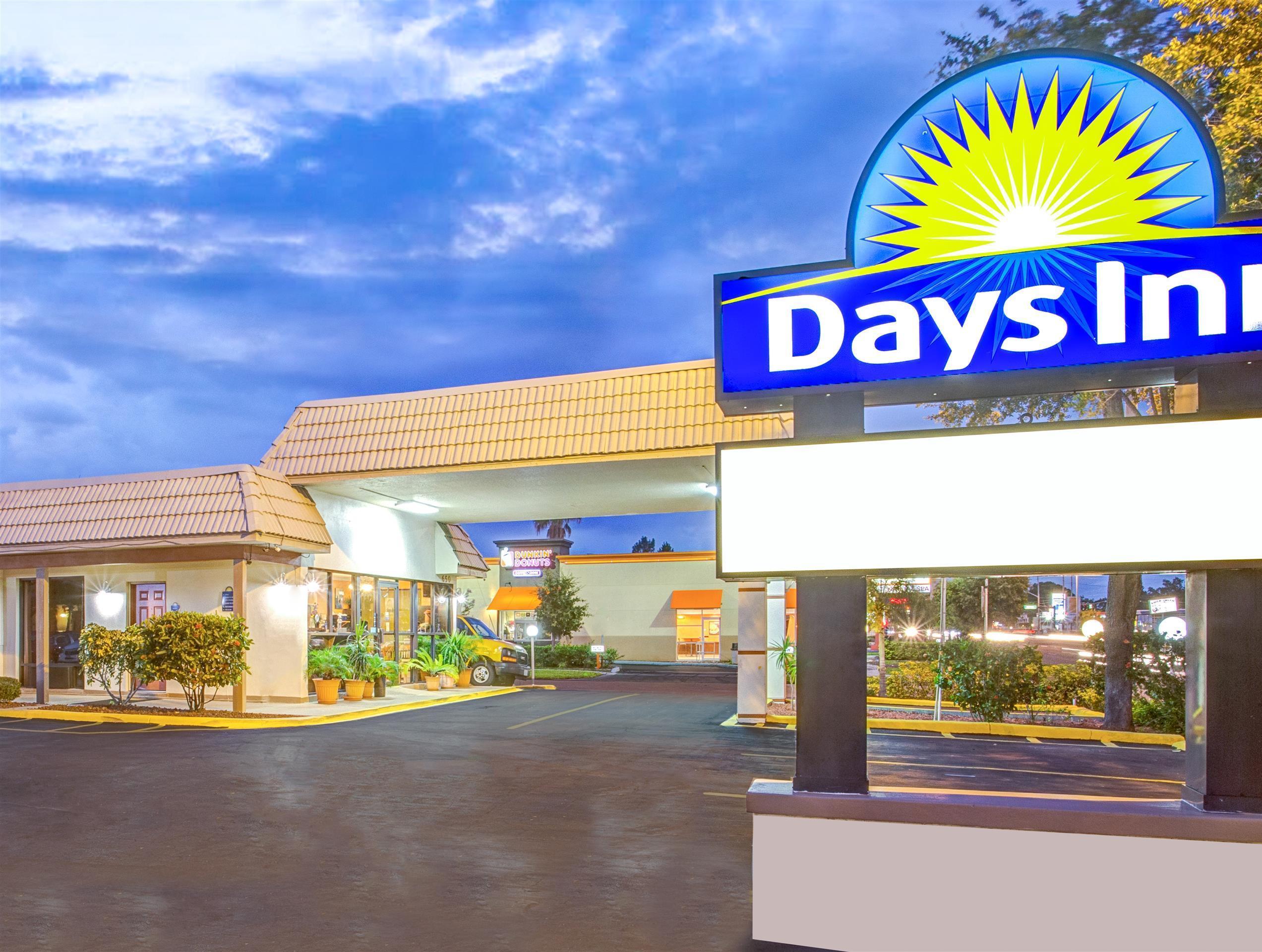 Days Inn By Wyndham St. Petersburg Central Bagian luar foto