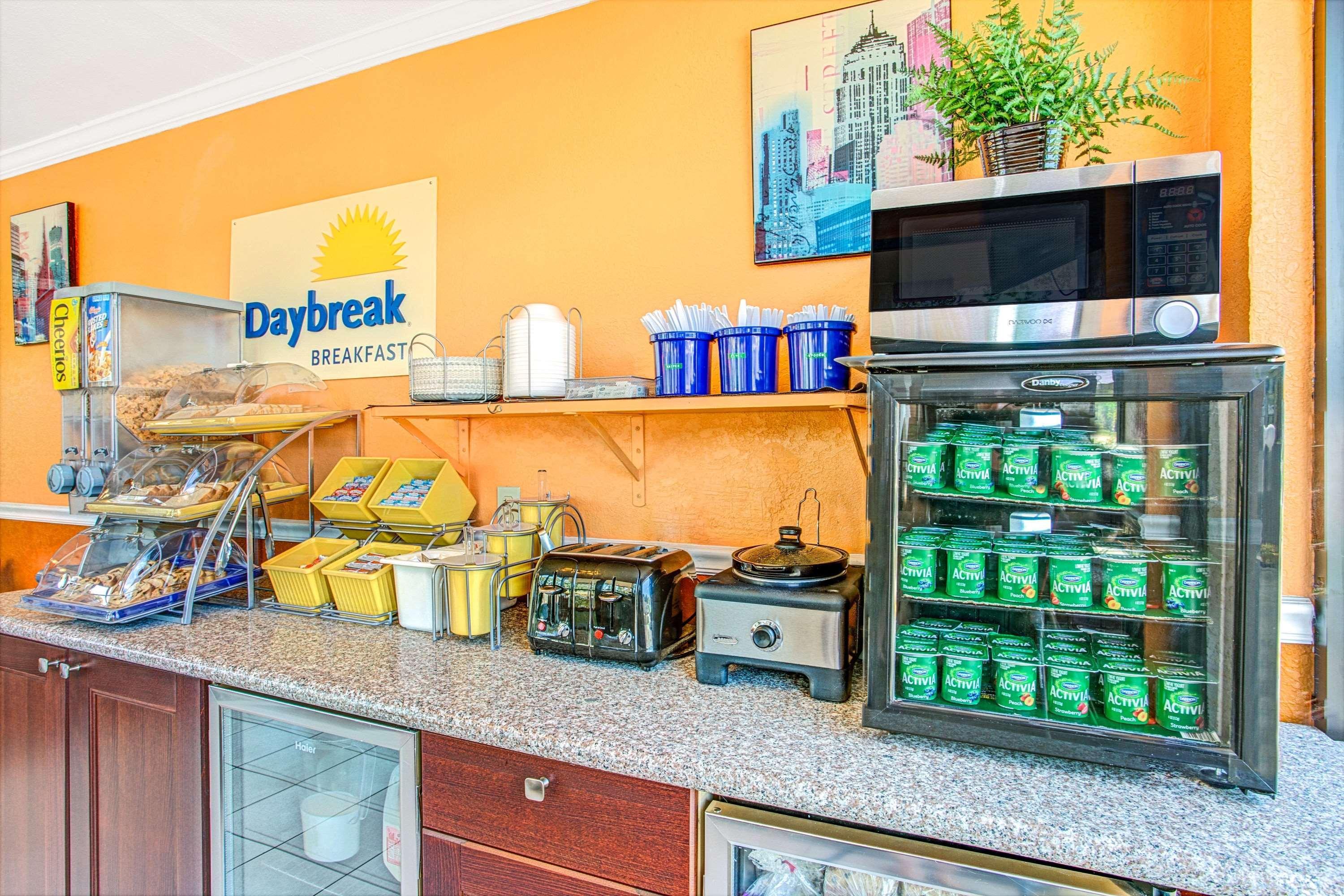 Days Inn By Wyndham St. Petersburg Central Bagian luar foto