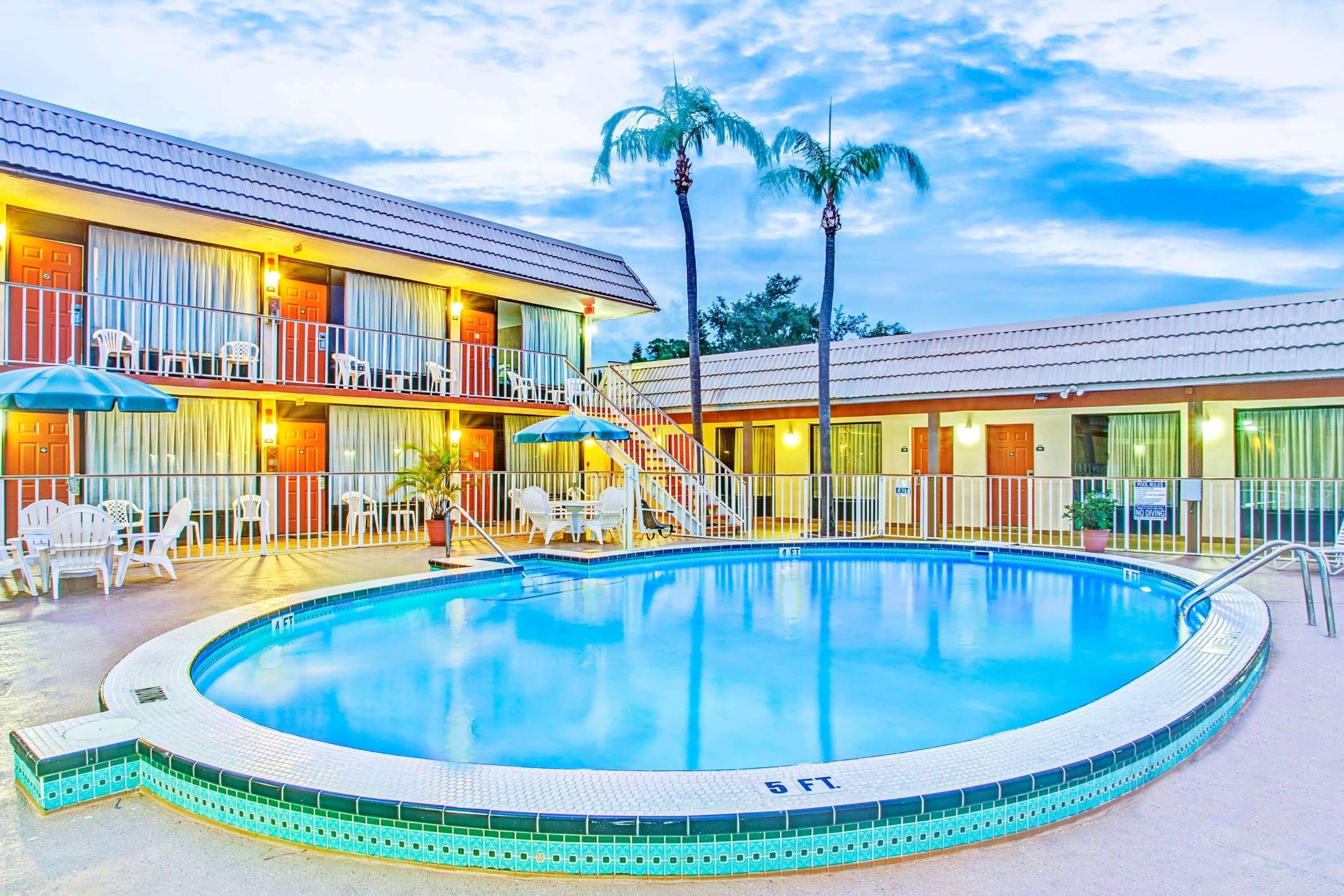 Days Inn By Wyndham St. Petersburg Central Bagian luar foto