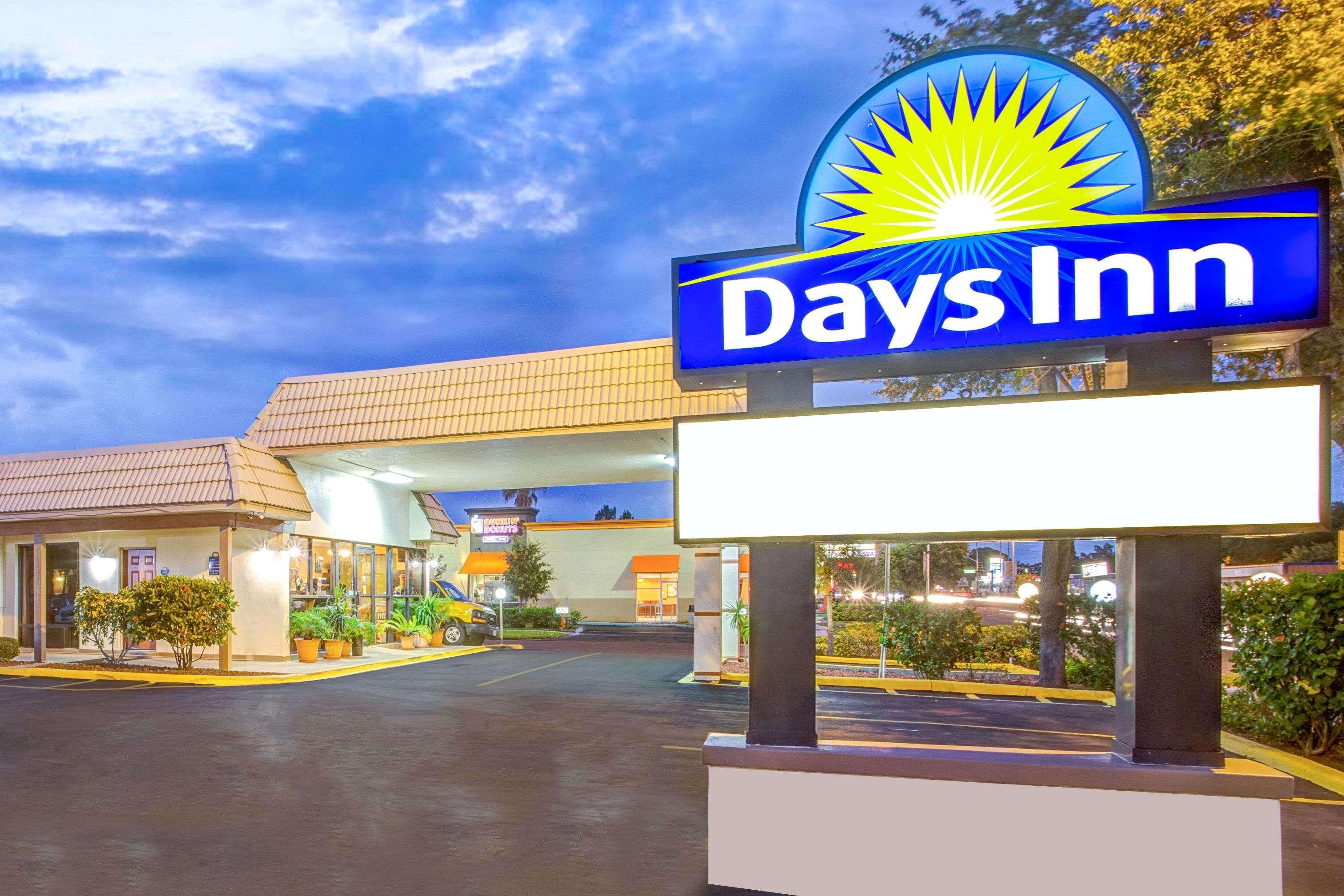 Days Inn By Wyndham St. Petersburg Central Bagian luar foto
