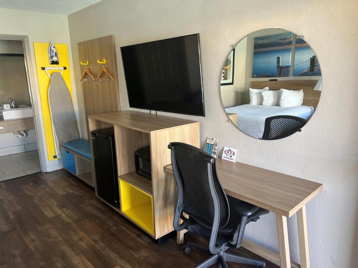 Days Inn By Wyndham St. Petersburg Central Bagian luar foto