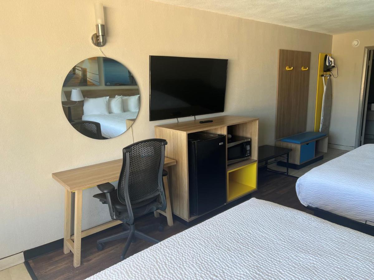 Days Inn By Wyndham St. Petersburg Central Bagian luar foto