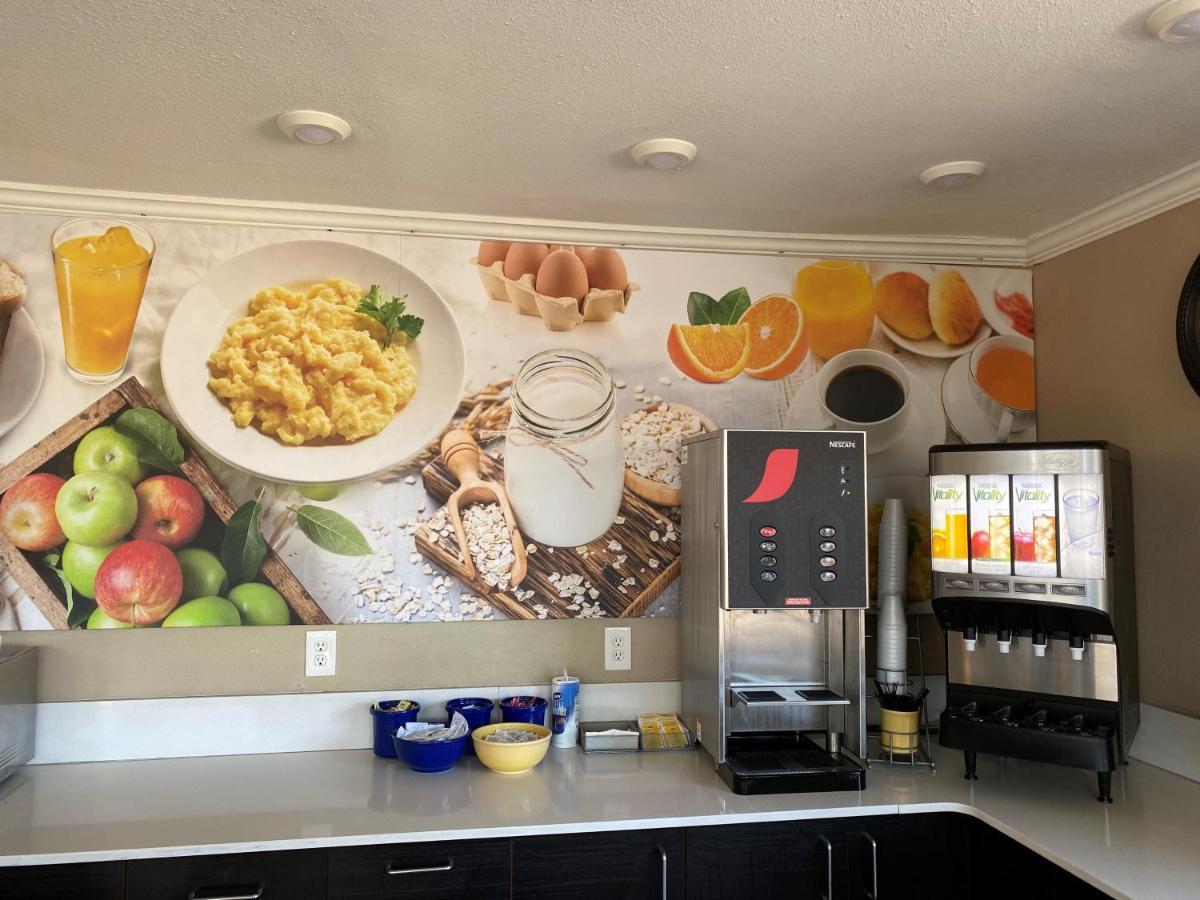 Days Inn By Wyndham St. Petersburg Central Bagian luar foto