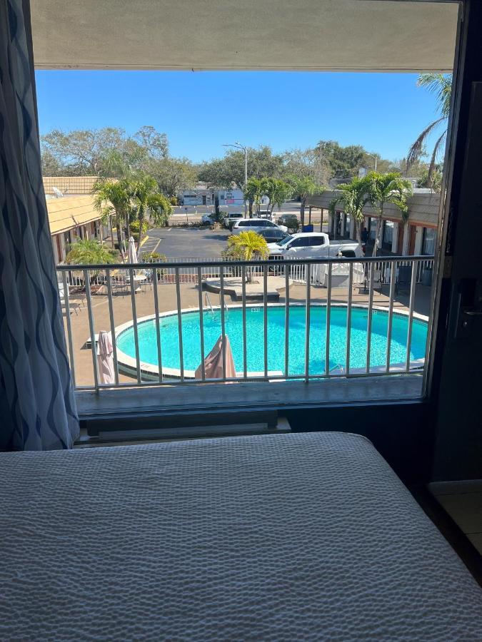 Days Inn By Wyndham St. Petersburg Central Bagian luar foto