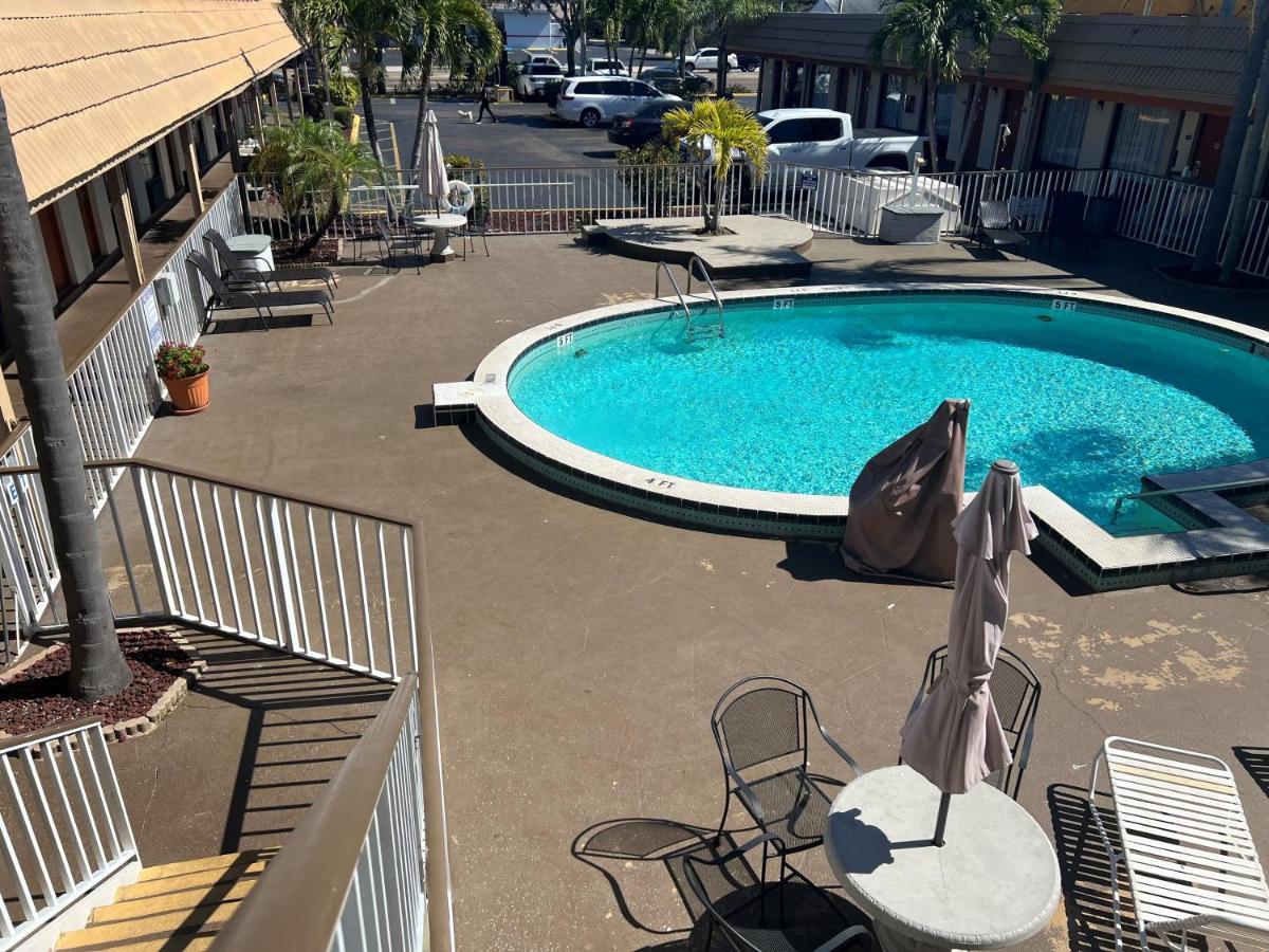 Days Inn By Wyndham St. Petersburg Central Bagian luar foto