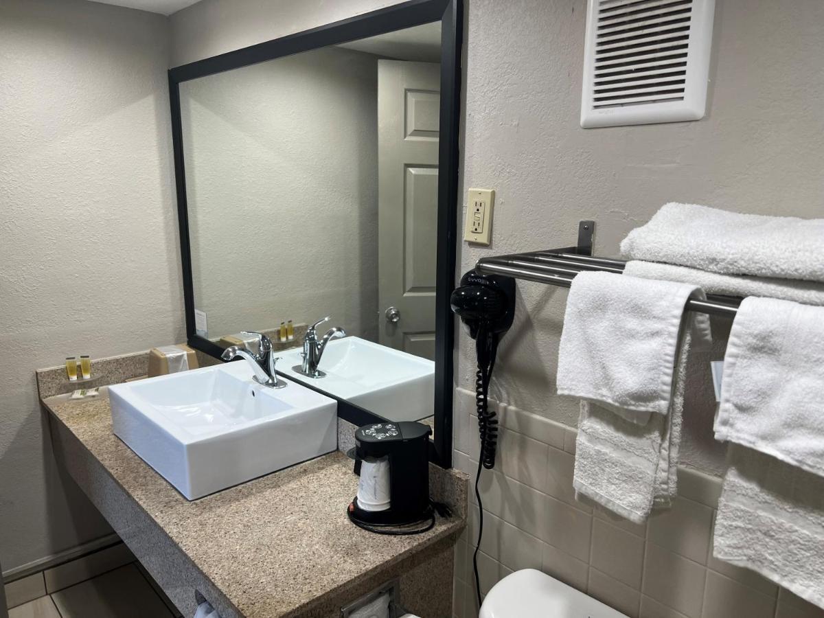 Days Inn By Wyndham St. Petersburg Central Bagian luar foto