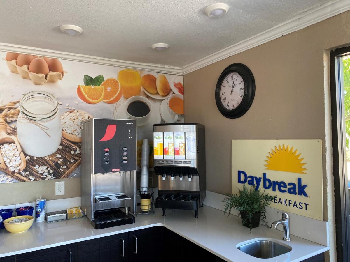 Days Inn By Wyndham St. Petersburg Central Bagian luar foto