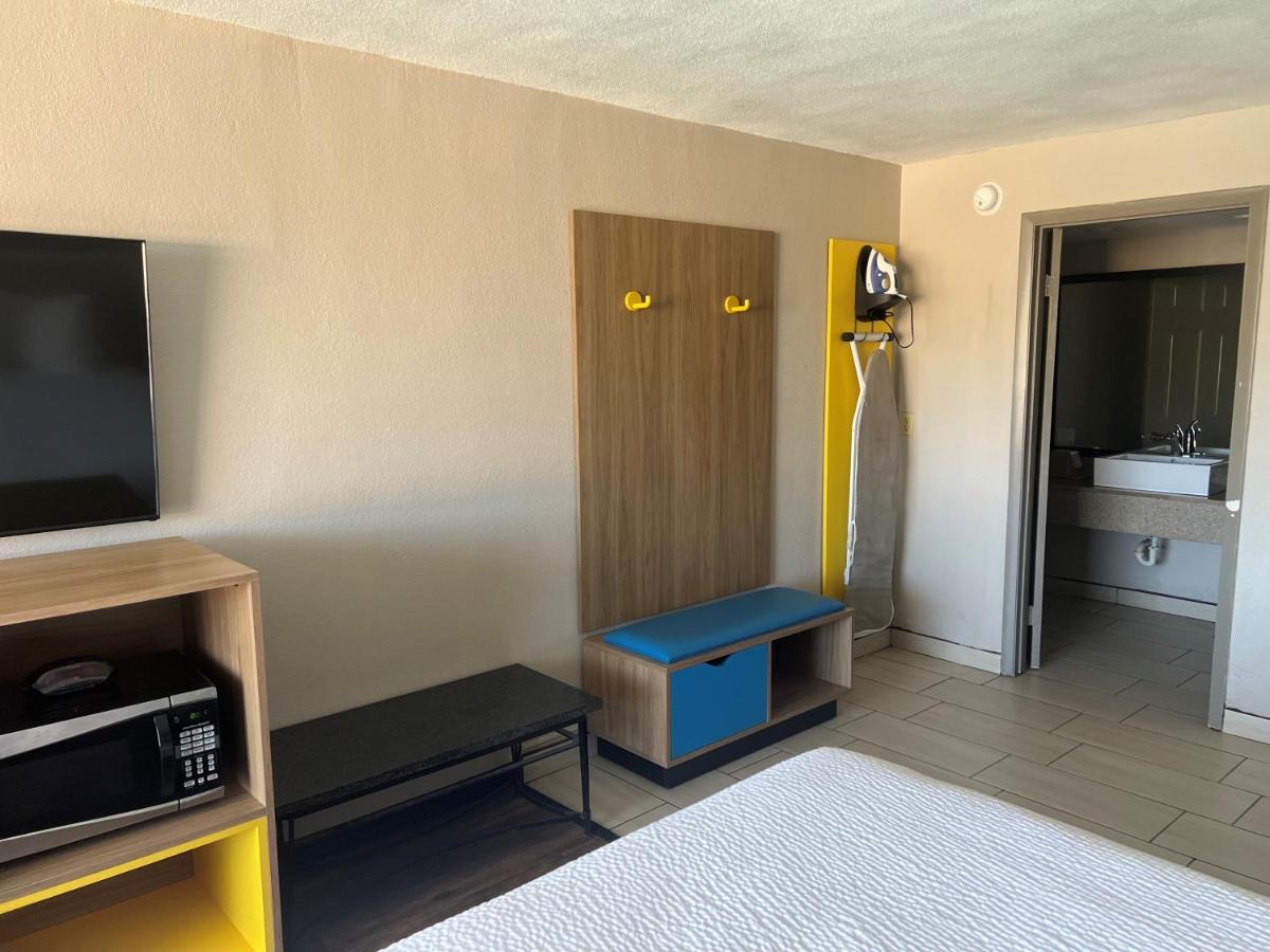 Days Inn By Wyndham St. Petersburg Central Bagian luar foto