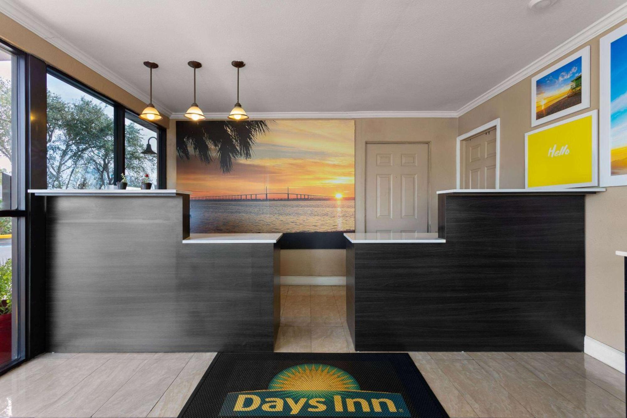 Days Inn By Wyndham St. Petersburg Central Bagian luar foto