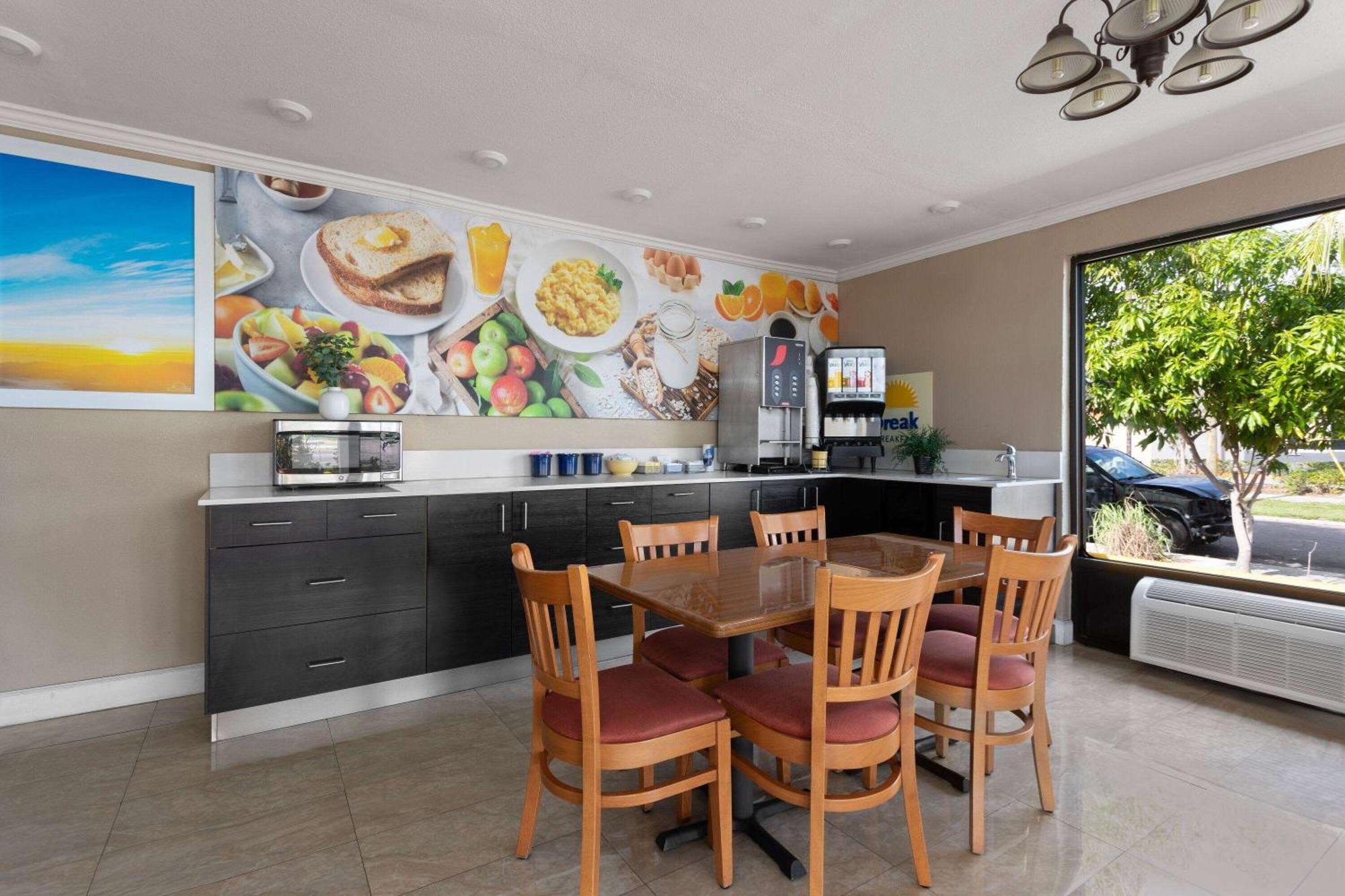 Days Inn By Wyndham St. Petersburg Central Bagian luar foto