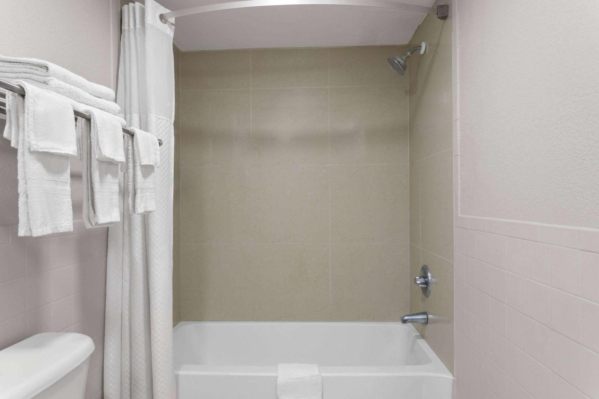 Days Inn By Wyndham St. Petersburg Central Bagian luar foto