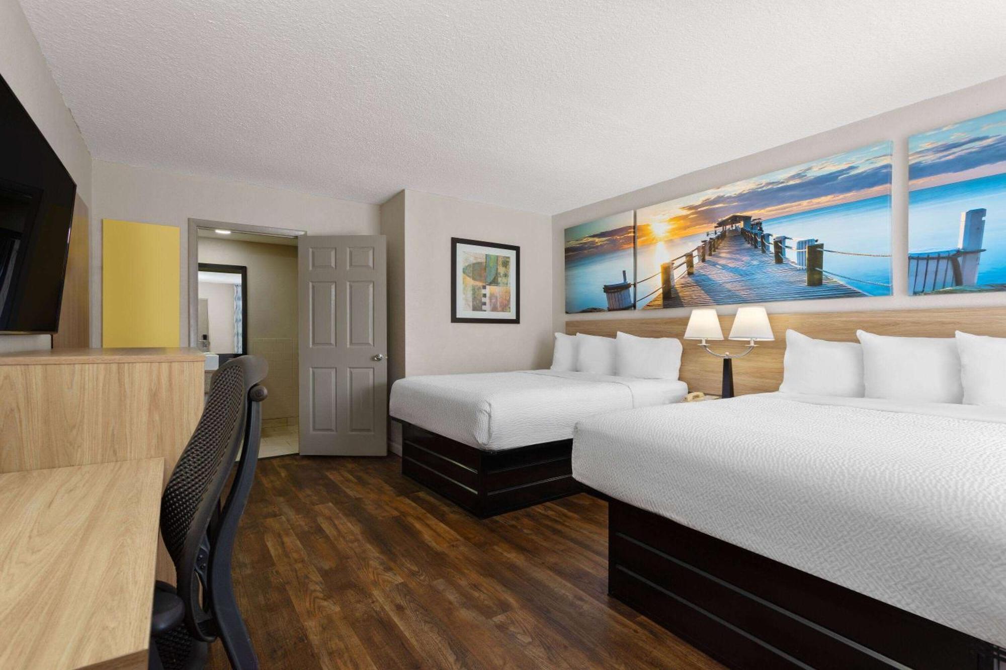 Days Inn By Wyndham St. Petersburg Central Bagian luar foto