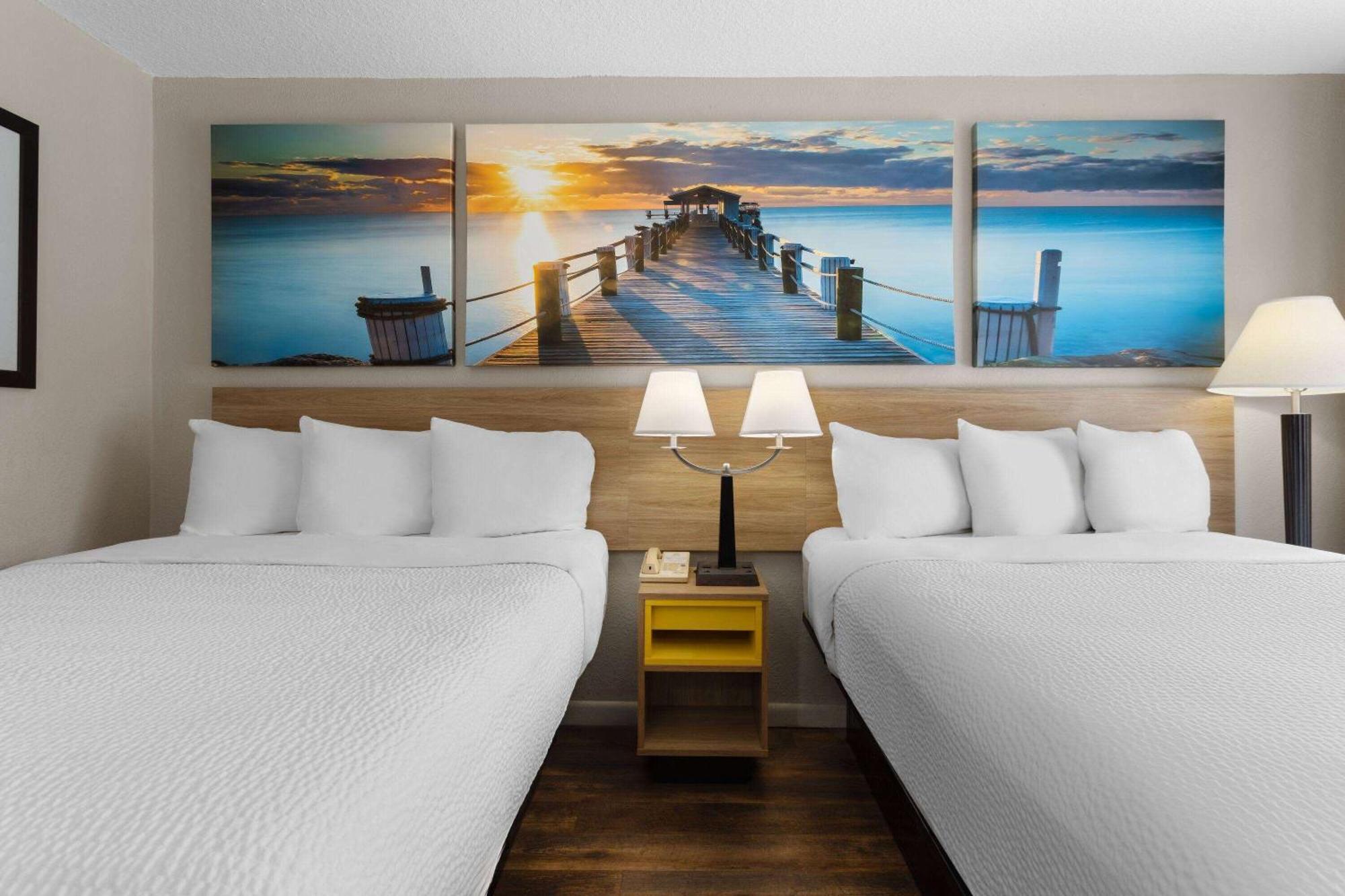 Days Inn By Wyndham St. Petersburg Central Bagian luar foto