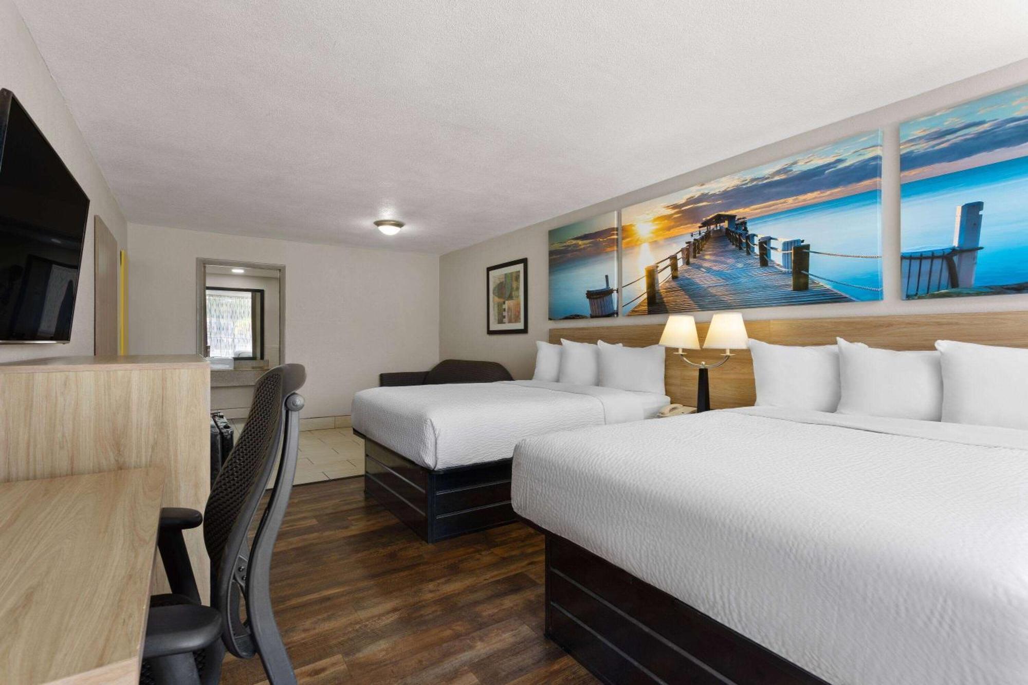 Days Inn By Wyndham St. Petersburg Central Bagian luar foto