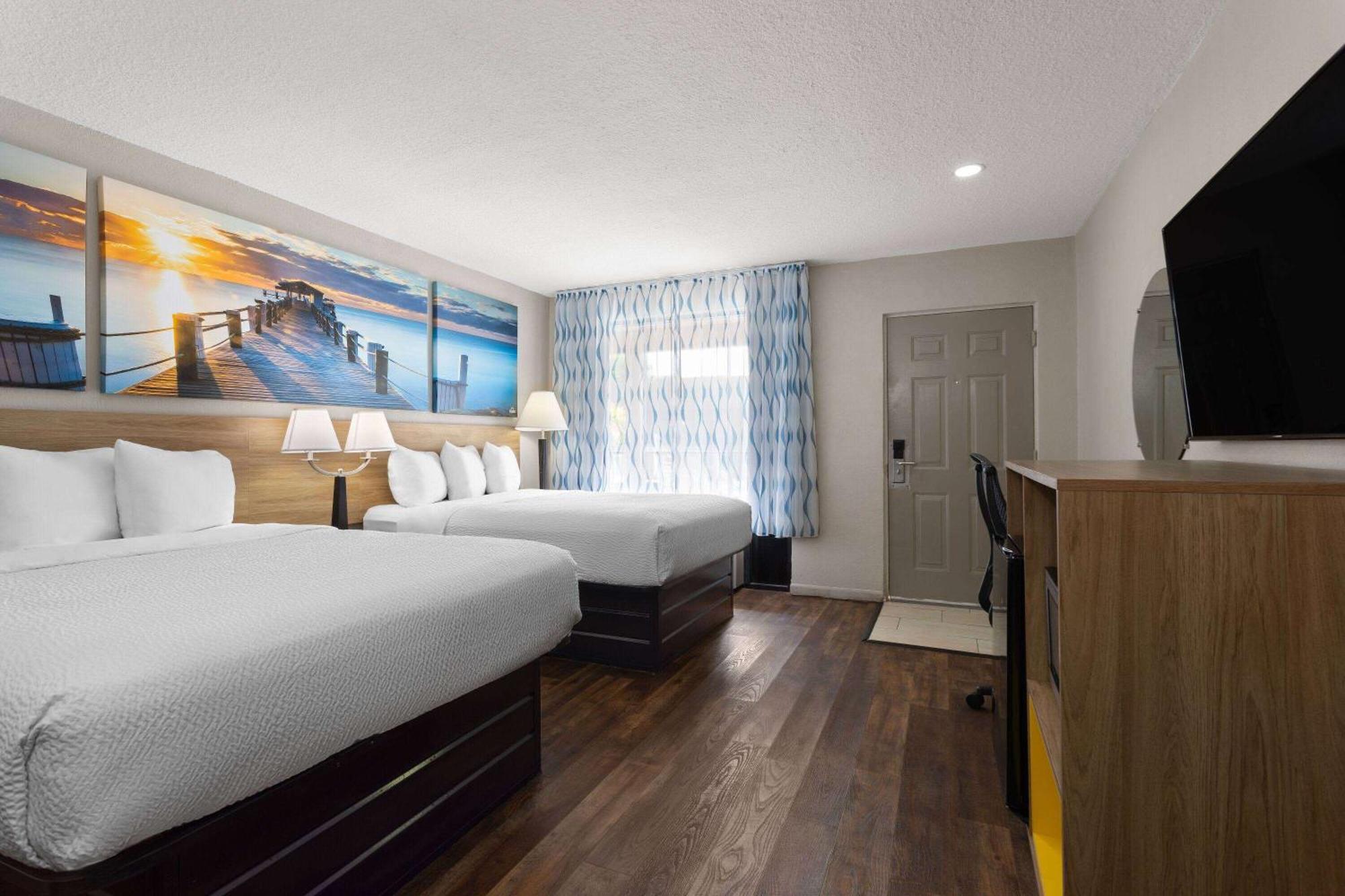 Days Inn By Wyndham St. Petersburg Central Bagian luar foto