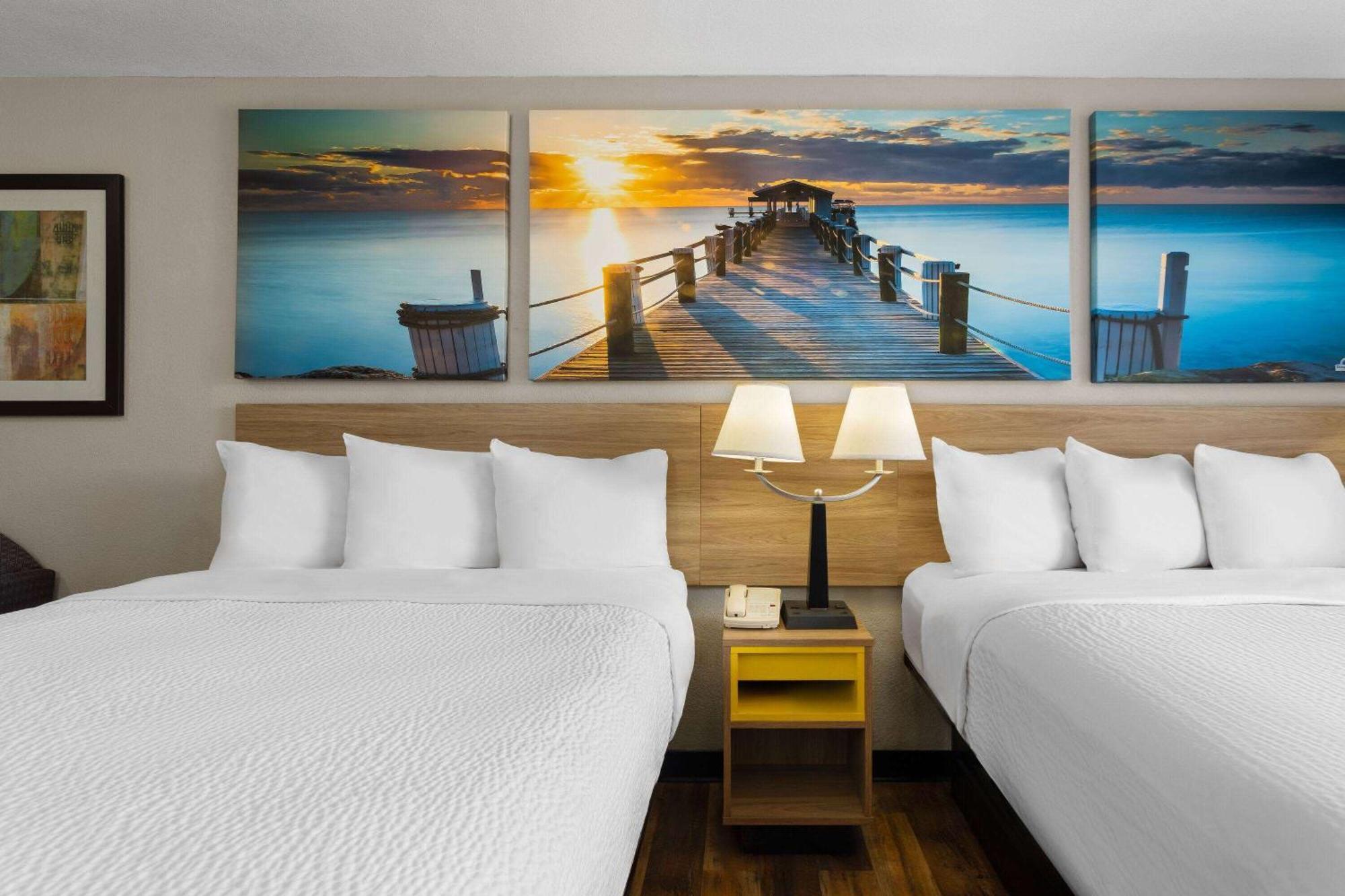 Days Inn By Wyndham St. Petersburg Central Bagian luar foto