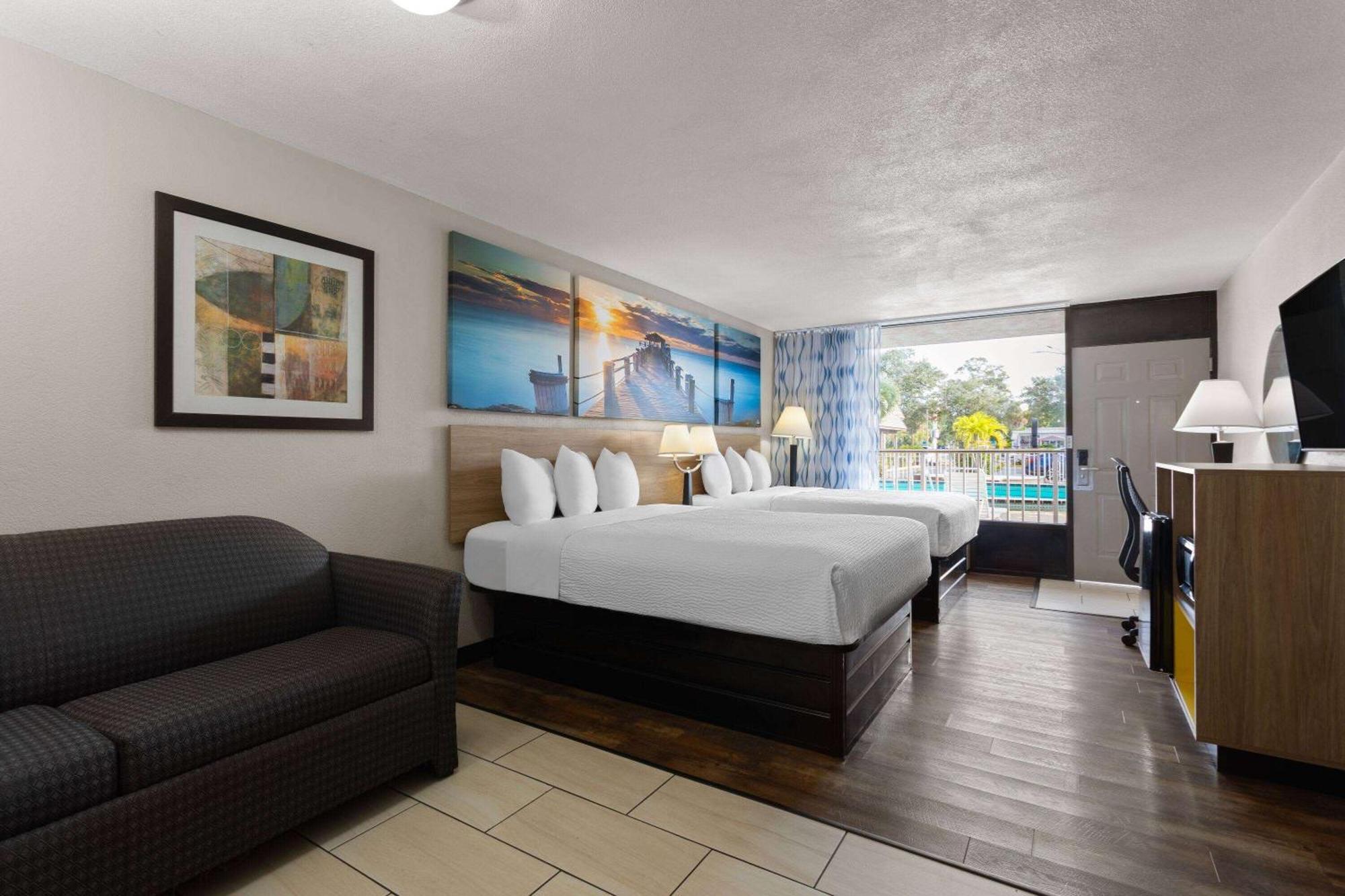 Days Inn By Wyndham St. Petersburg Central Bagian luar foto