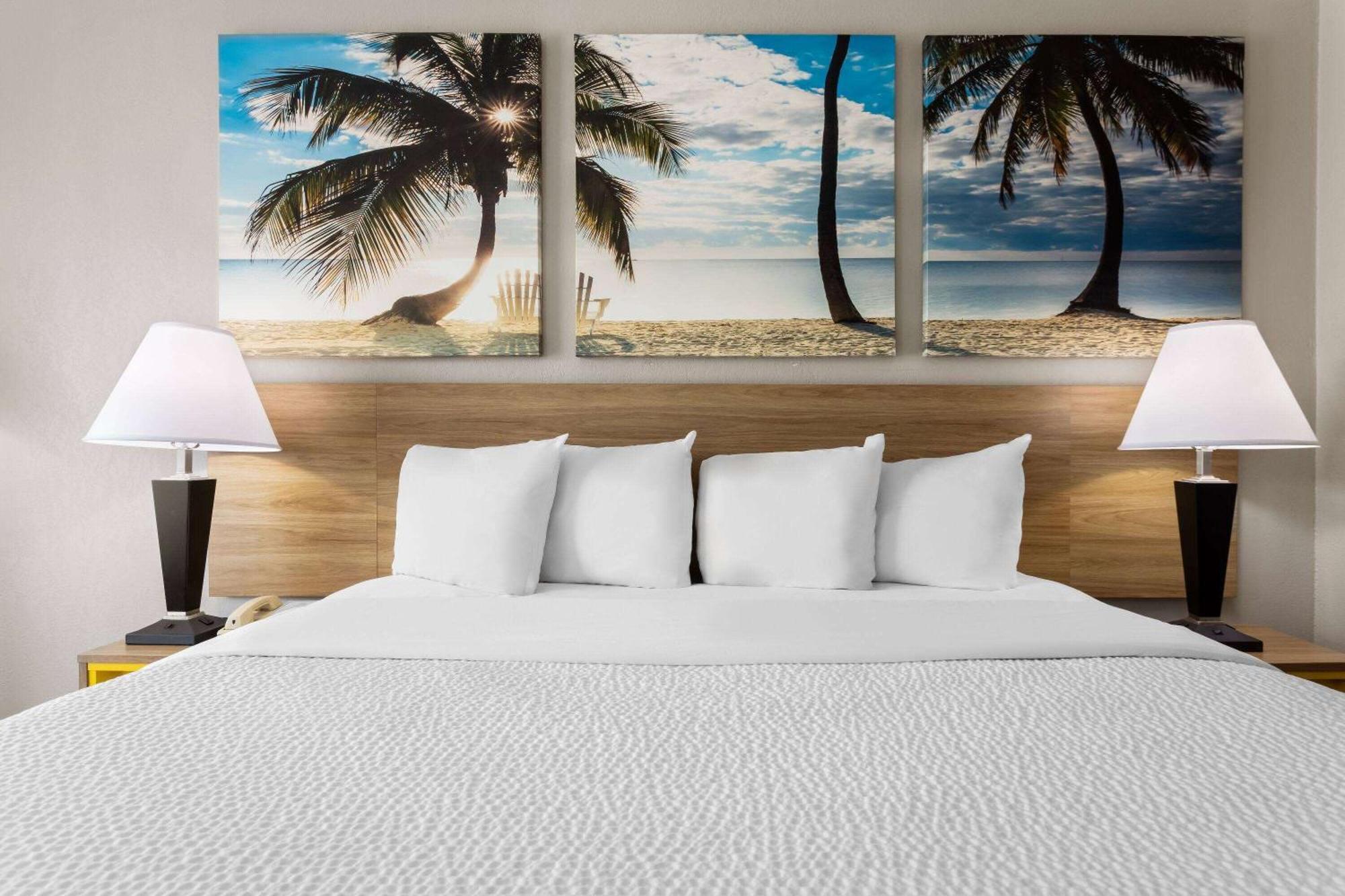 Days Inn By Wyndham St. Petersburg Central Bagian luar foto