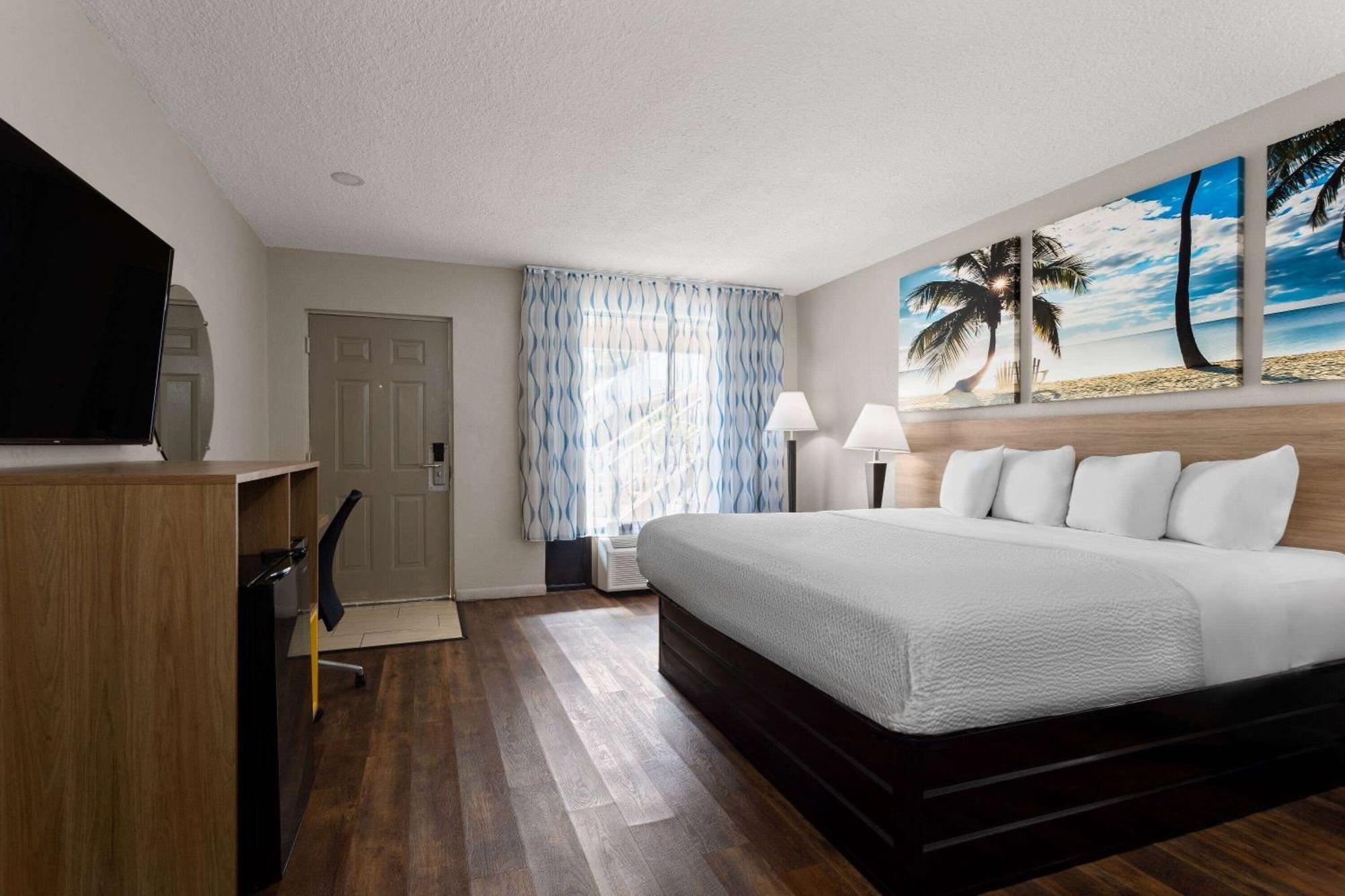 Days Inn By Wyndham St. Petersburg Central Bagian luar foto