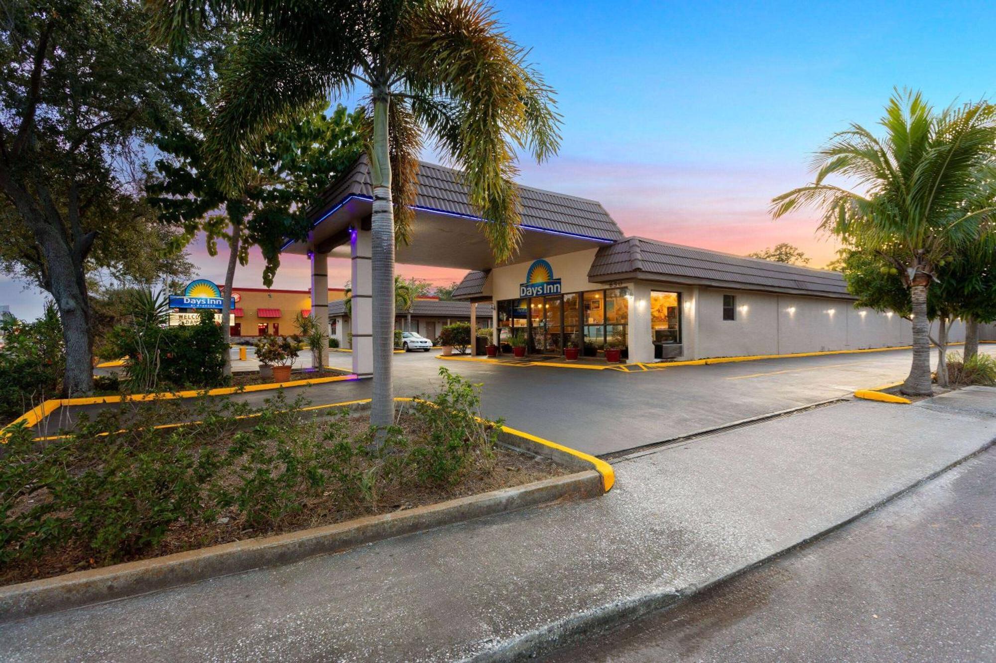 Days Inn By Wyndham St. Petersburg Central Bagian luar foto