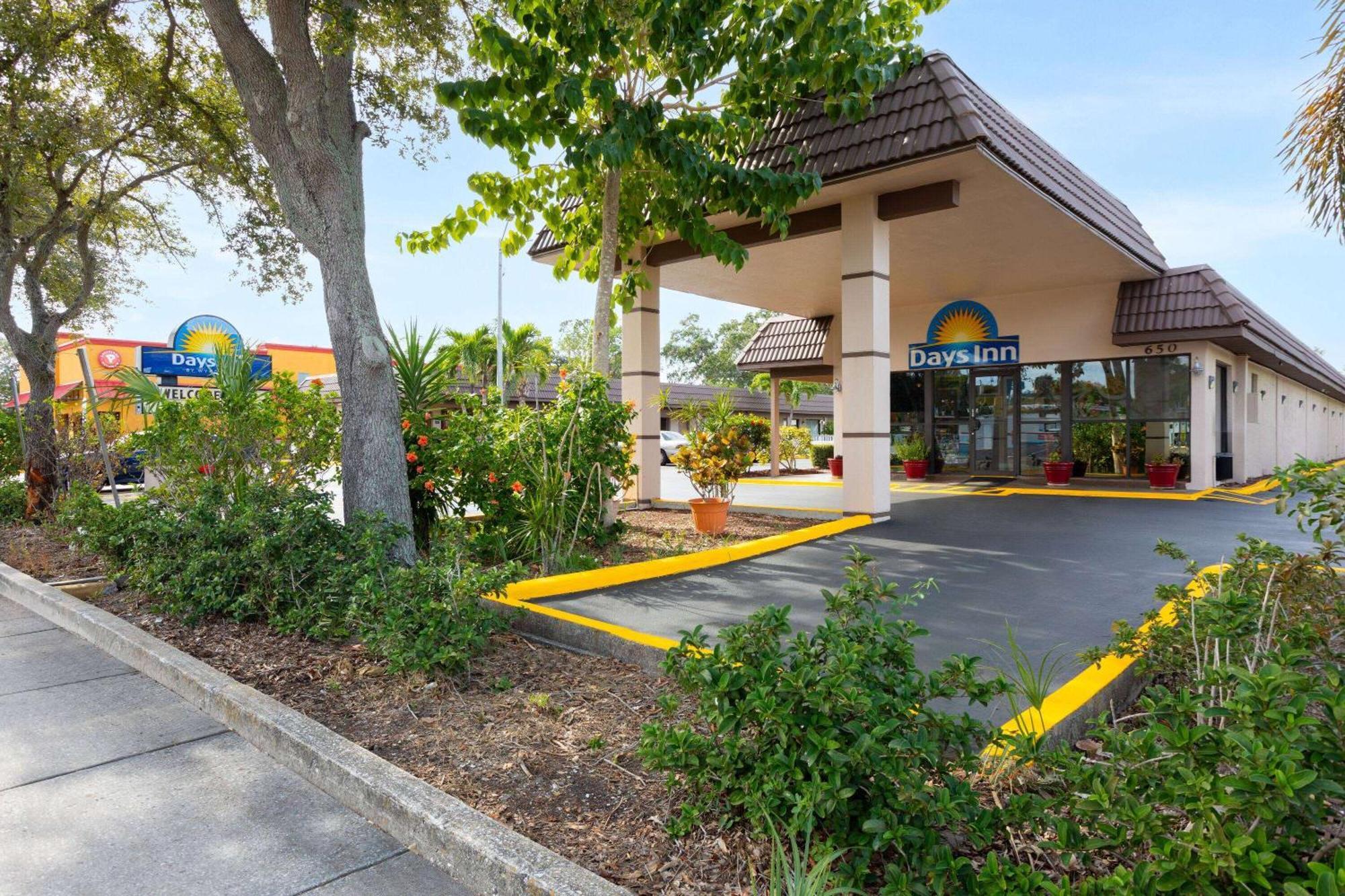 Days Inn By Wyndham St. Petersburg Central Bagian luar foto