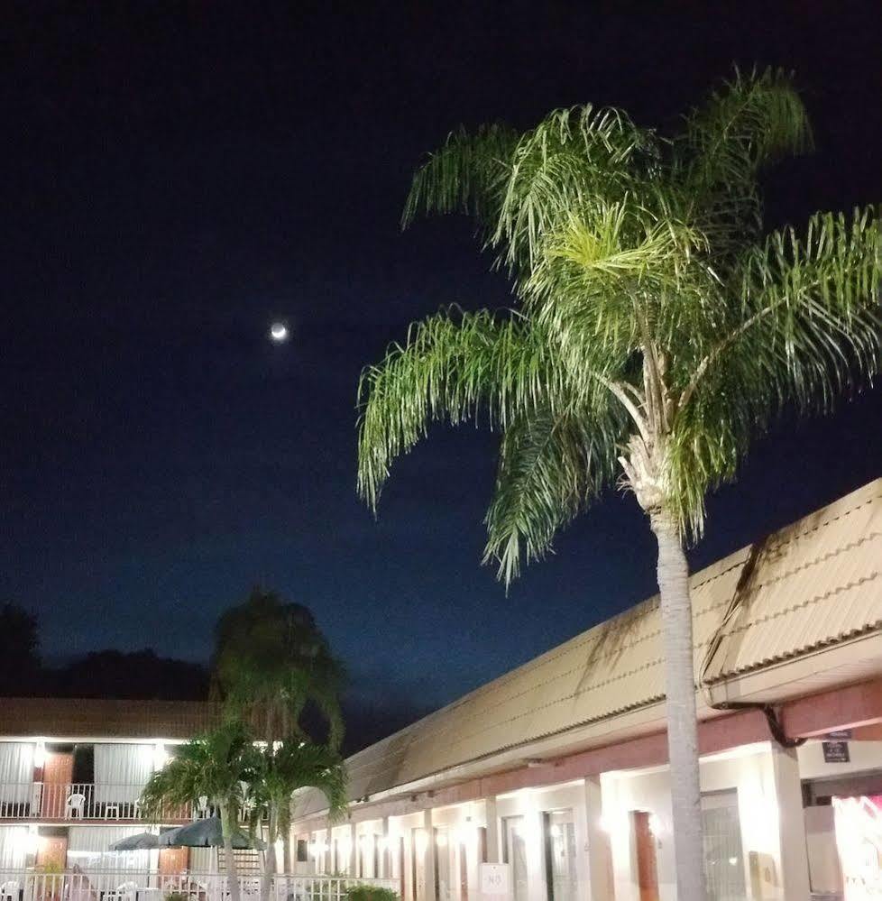 Days Inn By Wyndham St. Petersburg Central Bagian luar foto